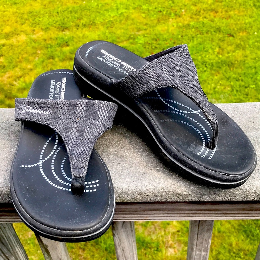 Skechers Black Relaxed Fit Memory Foam Flip Flops Women’s SZ 6 - good condition